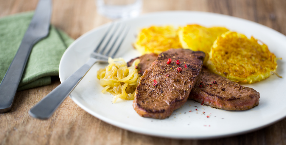Faux filet fondue d'oignons, paillasson de pomme de terre