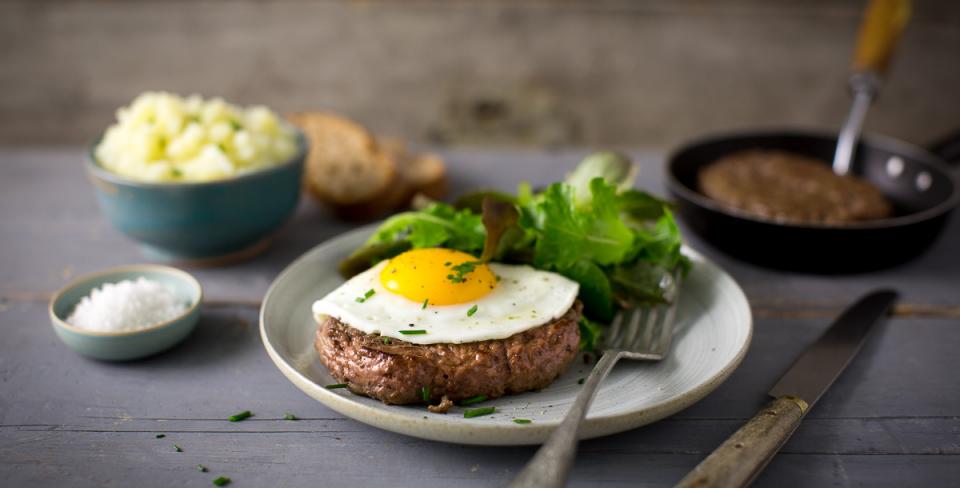 Recette Steak haché, œuf à cheval et écrasé de pommes de terre