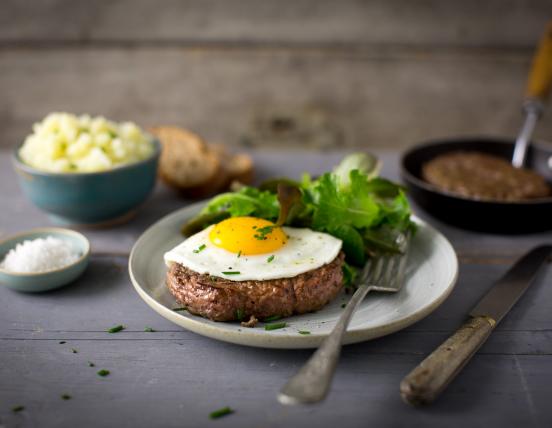 Recette Steak haché, œuf à cheval et écrasé de pommes de terre