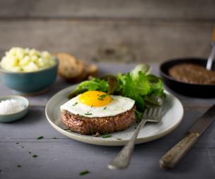 Recette Steak haché, œuf à cheval et écrasé de pommes de terre
